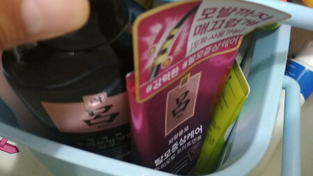 韩国的吕  还是不错的！品牌知名度挺高的，这次买了好几瓶，活动价格还可以吧！泡沫棉细产品刚用时，有股药味儿，过后一股淡淡的香味。控油效果还可以用完很是干爽，很干净柔顺效果很好，去屑效果一般！
护发素的效果，香味浓郁，上头发后不是很油腻！很好！  
两个使用3天 头发开始很油，有头屑，所以建议隔两天一用！
