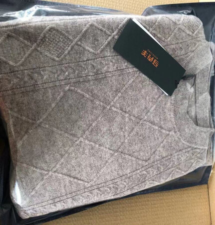京东质量很靠谱 羊毛衫收到了很好 很喜欢   卖家服务很好 这么性价比高的羊毛衫买到真的是爱不释手    双十一多买几件