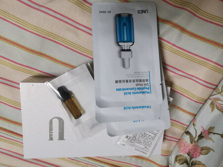 包装挺高大上的，一瓶很小估计一天半能用完，保持成分的活性最大活性。赠品给的多，可以有一段不用买面膜了。还没得用出效果，过段时间追加评价，好用还会复购