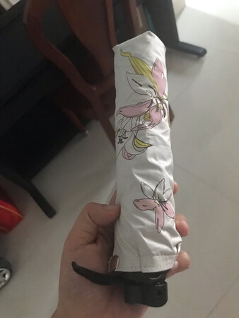 很轻，但是布料比较薄，觉得布料有点料，上次买的同样轻不同牌子的 布料就很厚