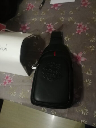 材质手感：摸起来还可以
做工细节：不错
容量空间：容量还是不够大