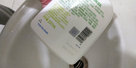 买的保湿霜送的洁面乳都是到22年到期，这个洁面套餐是21年到期，这是拿库存一年的出来做活动？保湿乳刚涂上去会痒，后面摸了脸上粘粘的，不是很好用，洁面的也没感觉洗了很清爽，怎么用都跟正品有差啊