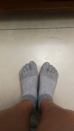走路锻炼时间长，两个脚趾间摩擦得多了总是会疼，用五指袜减少直接摩擦，会好很多。