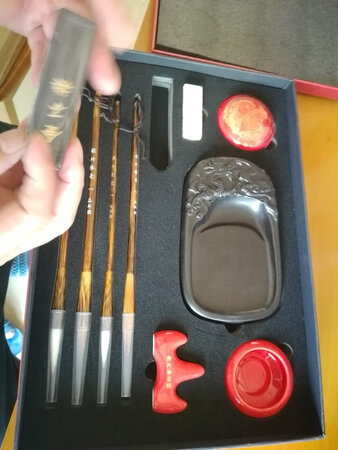 送给父亲的生日礼物，文房四宝齐全，但是洗笔盘有个很明显的缺陷，有凹点，非常的不好，好比处理品，简直无法忍受