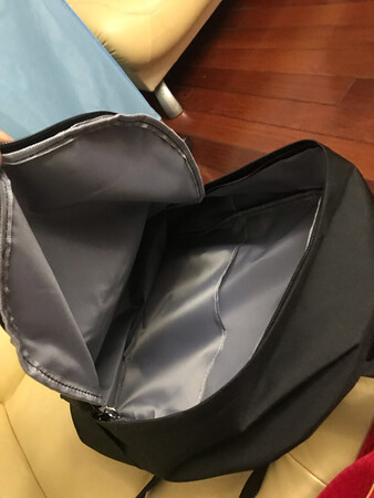 物流很快，给小孩买的，还送挂球和笔袋，小孩非常喜欢。质量也很好！一直信赖京东！