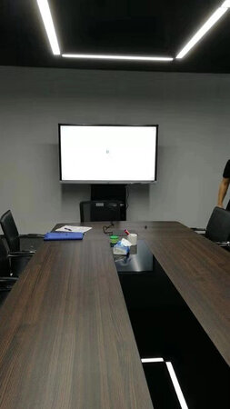 现在公司用的MAXHUB的会议平板。相比于投影仪来说，会议平板对于提高会议效率来说已经有很大的辅助了。过去的会议平板以及投影仪,我们在与会期间只能看展示的内容,但无法在展示的内容上灵活批注(毕竟PPT上自带的批注笔,简直是太难用了)。MAXHUB智能会议平板的交互体验做得挺好的,在PPT演讲时可以用自带触控笔或书写笔进行实时批注,这样就能进行更好的沟通以及思路分享。更进一步地,你可以在自己的位置上,直接在展示内容上进行批注,也会同步呈现在会议平板上。购买之前就是参考了MAXHUB的口碑和销量的，觉得都不错才选择的。好东西值得分享