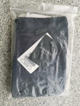 面料舒适，尺码合适，京东快递速度快服务好。
