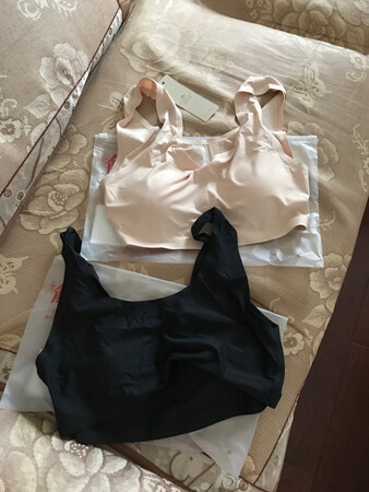 轻薄，穿着舒服，稍有点味。