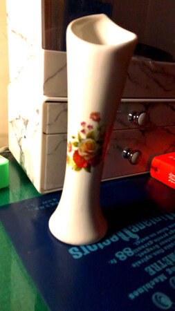 适用场景：随时随地都可以，可以移动着的美好曼妙。
美观程度：小巧精致而不失优雅，干净大方，牡丹花图案，让瓶身多了典雅稳重，很漂亮，舒服。
大小尺寸：尺寸茶台，书桌，饭桌，梳妆台都可以大方莅临。
工艺品质：瓷质柔润厚重，腰身灵动，线条柔美。