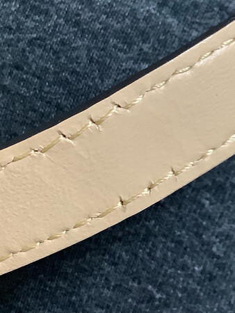 Pvc的材质还是很不错的，皮革的材质细腻、但肩带皮革内面的针脚多处有小裂隙，做工稍逊一筹。包包样式喜欢，客服沟通良好，所以就留下使用了，还是希望商家严格质量控制
