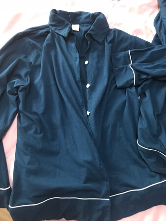 这款睡衣尺码偏小，上身后衣服就显得比较短，可选择的颜色太少只有黑色和深蓝2个色。款式还可以做工马马虎虎，穿了一阵子以后领口有点起球的感觉，钮扣也比较容易掉。优点就是布料比较柔软舒适，透气性好，夏天穿也不会很热。活动时半价购入比较划算，建议比较丰满的MM买大2个码。