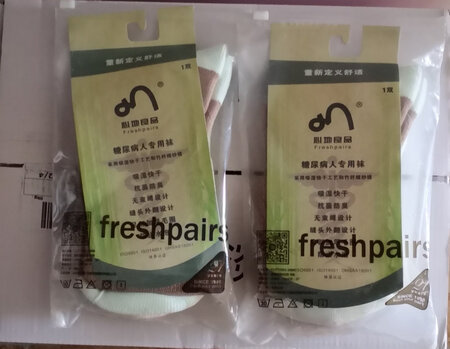 袜子外形与图示一致，手感柔软，穿着非常舒适，袜腰挺高但一点不勒腿，长途旅行穿上保暖又舒适。