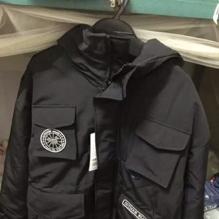 一开始下错颜色了，物流发出了客服帮我换的。真心服务很棒，点赞，给女朋友买的黄色也很好看，羽绒服质量很好，时尚又保暖。