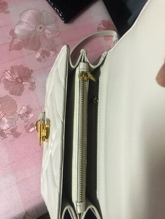 首先，这个包外观呢特别耐看，看起来质感很好，触摸起来手感也非常舒适。包的里面的容量也设计的挺好的。做工方面呢，我觉得也特别好，反正对得起这个价位。平常配衣服也比较好配，特别的休闲。还有搭扣的设计也挺好。尤其这个斜挎的背带设计也非常特别。