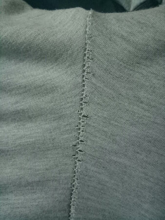 我前两天买这身衣服，裤子就穿了两天屁股上就破成这样了，大家千万别在上当受骗了，质量太差了。