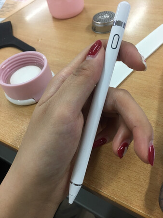 很好用，写小字的时候基本没有延迟，比之前买过的wiwu的感觉要好一些，颜值也超高，很喜欢。