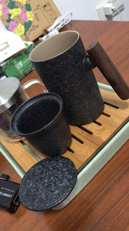 该杯做工造型新颖，用材独特，试用喝茶口感不错！不足是没有说明书检测报告，不知道青岩釉中有没有害物质！
