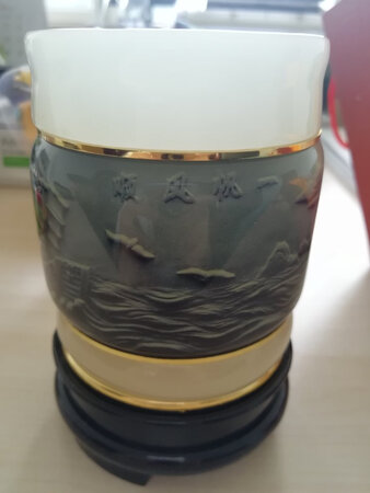 看到实物很惊喜，包装礼盒质量不错。通体内里都是类似玉的材料，很有档次。