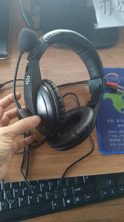谁买谁就等着自认倒霉吧！好评都是刷出来的！耳机首先耳机音质非常一般，比赠送的手机原版耳机音质还要差！其次，插电脑上，几分钟失灵一次，本意是买了给小孩在网络上上课的，结果不是我们听不到老师，就是老师听不到我们！换了个耳机，啥事都没有了！再次，不能使用在手机上！用了2次，非常影响心情！想退货，还要付8.5元起步的快递费！当时买的时候，还付了6元快递费！总之，退与不退，你都是亏！！！强烈建议平台加强对商家的审核与管理！