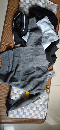 这件衣服感觉还行，现在还没穿上。