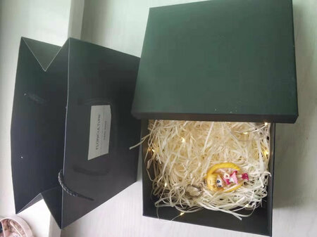 送的很及时，正好赶上七夕前一天到，包装严实，没有破损赞一个