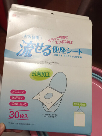 第一次在这个店买一次性马桶垫（30）包装还可以，但是纸盒里没有塑料包装，如果有就更好了，更卫生一些，与图片一致，会继续关注，给京东快递员点赞，冒雨送来的