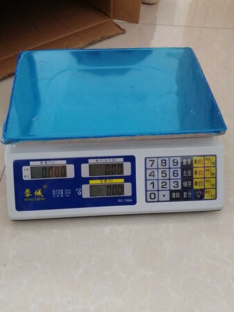 这个秤是第二次购买了，上一个用了差不多一年感觉还不错，所以又添了一个。外包装很好，秤的外面还贴了保护膜，看着很靓丽，克数很精准，一克都能称重。送了充电用的线，没电了可以直接插电充电，很方便，不用买电池更换。