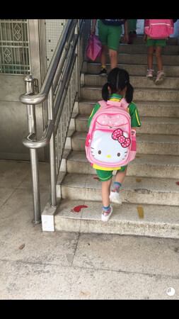 很可爱的一款书包，适合小学生，等了很久才等到特价，女儿很喜欢值得购买！