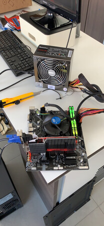 可以，亮机用的，买的主板和芯片套装，居然没有gpu ，主板有接口，买的时候没仔细看，现在好了，配齐了！完美无噪音！下次继续！