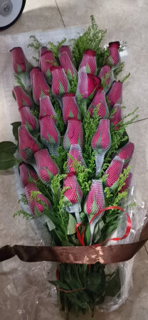 第一次送花给女人，很满意，玫瑰花很鲜艳，饱满，感谢商家！！