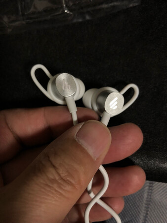 完全称得上国货精品的称号，这个价格能做成这样实在是出乎意料。音质不错，尤其是低音，但高音比较一般，当然这个价位不要要求太高。做工比较精细，连接迅速，开机后会提醒已开机，连接后也会提醒已连接，比较贴心。待机时间用了3小时还没完，足够了。耳塞也比较舒服，贴合耳朵，背后有磁吸可以贴在一起。提一个建议，耳塞上的耳套偏硬，换成比较软的耳套音质一定会有大的提升。