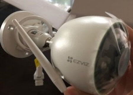 产品功能：1080P高清录像，货到我装上就开始测试了，安装也简单。只需要接通电源就可以了。录像机可以自动搜索，匹配也方便。
商品品质：海康威视的产品还是很强悍的，商品质量很好图图像很清晰，摄像头可以调整角度，晚上天暗下来会自动切换夜间模式，超清晰的夜视效果。
外观材质：底座金属质感，网络稳定，可以在手机上查看回放，就是萤石云存储要收费，免费用一个月，用完就要收费了。不用远程回放的就没事。