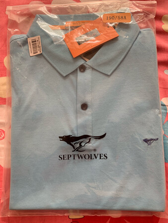 衣服料子很好，而且这个颜色很不错，在晴朗的天空里，穿起来感觉很好看！而且衣服很透气，穿着也很舒服。是正品，在搞活动的时候搭配买的，算下来非常的实惠！