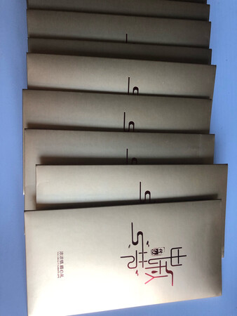 水果卡已经收到了设计的很满意，偏向于高端品质，信封是金色，团购购买的还挺便宜属于性价比，每个节日公司都需要采购一些，以后还会跟中科继续合作