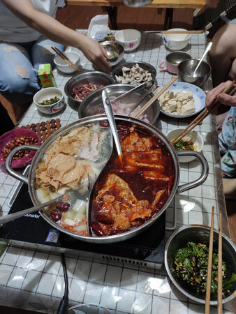 挑选了很久，这款适合家里的电磁炉。国庆开锅仪式，用了下，不漏。送的东西也好用！