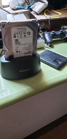用了4年的移动硬盘从台上掉下来，宣布报废。读硬盘时候发出咔嚓的声音，数据读不出来。
用MacBook Pro  512SSD一般是建议外接一块硬盘存数据，正好手上有一块闲置的台式2T硬盘，就买一个底座来用。