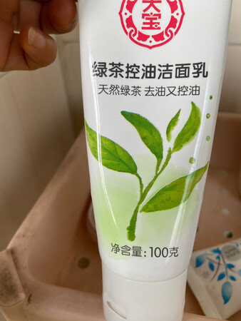 清爽的夏天用，不知买了多少次，大宝的护肤品值得信赖，保湿的留着干燥天用