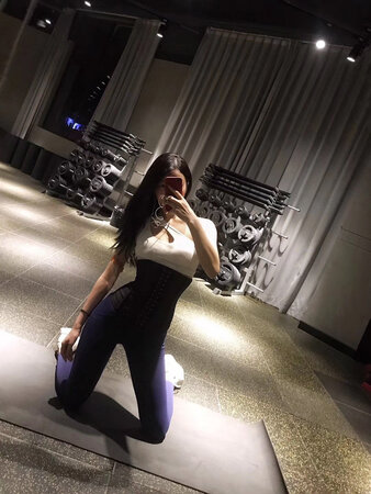 买了两件，穿起来很收腹束腰，也不会卷边，一点也不嘞，质量很棒，会介绍朋友来买！卖家服务非常棒，还送了加长扣和赠品，很满意的一次购物。