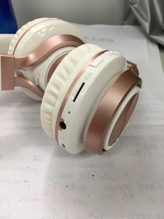 1.颜值在线
2.续航表现不错，充一次用5-6小时没问题
3.无线很方便
4.启动蓝牙比连线声音大，这个要注意??