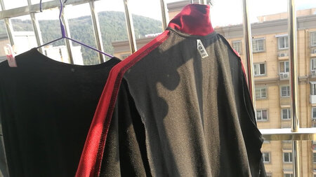 衣服挺好的，就是尺码买小了，跟商家沟通后换了大一码的同款同色套装，客服很详细的说明了相关步骤。很满意的一次购物~