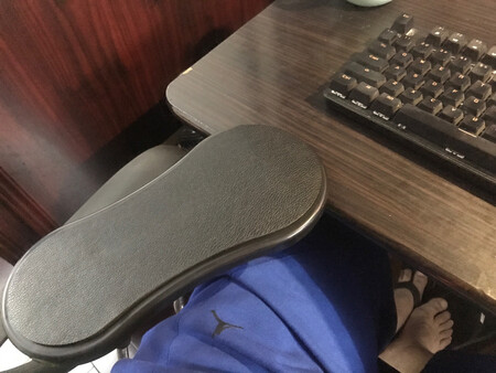东西不错使用很舒服，就是有股味道…