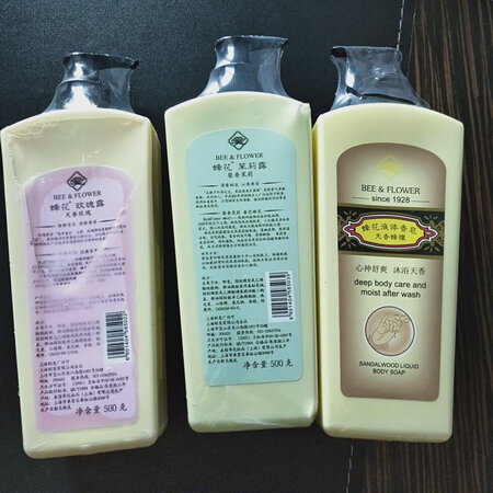 快递挺好的，就是用用看看质量怎么样，但是有一瓶压出来了。