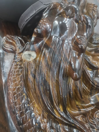 真的是不想评价太多，也不想影响卖家的声誉，不过卖家东西的质量真的是不敢认同啊，买套茶具反了两次，质量真的是差的不行，第一次是因为没有上水管，电热炉角损坏，第二次茶台龙角掉了一段，卖家也真的是没上心啊，不过客服态度还是很好的。