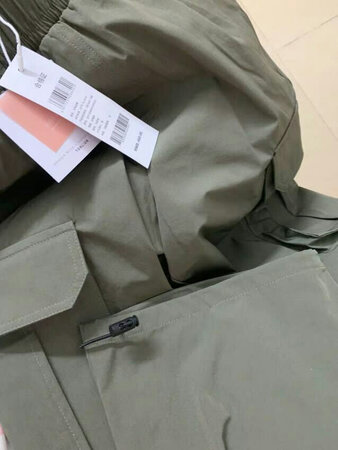 裤子质量做工都还好。只是料子不是我想要的，不透气。裤脚那里不太好弄。