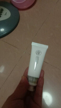 产品包装：与图片一样
保湿效果：挺保湿的
产品香味：淡淡的
