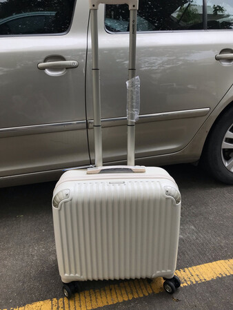 箱子颜值挺高的，但白色不耐脏，商家应该送些贴图才对呀！