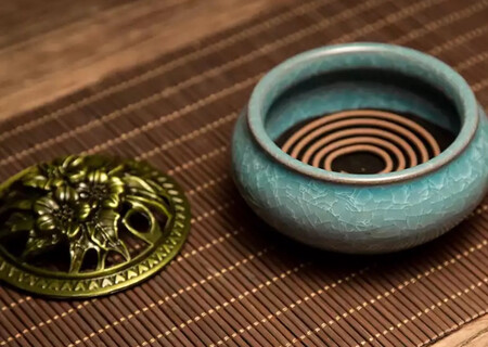 新家置办，我们这边有个习俗，就是新加的话需要点一点香，所以需要买个香炉，香炉大概和我想象中的差不多，但是建议，店家把把上面的盖子的做工在细化一下，个人感觉稍偏粗糙，拿在手里面有点割手不圆润，下面的香炉比较好，大小适中，现在家里面的很多东西都是在京东买的，因为快递快，~，售后好，不需要，特别麻烦去超市，人挤人，还要等着买单比较麻烦……希望京东的种类更多一点