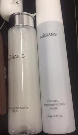 确认过商品 是正品没错 自从用过朋友的朵色水乳之后 我就爱上了这个品牌 后来朋友给我推荐了这家 说是正品 而且价格非常实惠 试试的态度来买了一套 哈哈哈这可捡到宝了 良心卖家 用完之后绝对会继续回购的 哦对了 卖家还很贴心的送了一个好用的礼品 很开心哦 跟产品配套使用非常好 哈哈哈哈