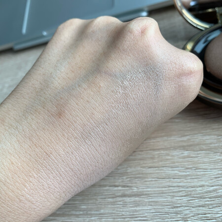产品包装：可以
遮瑕效果：粉质细腻不厚重
保湿效果：保湿
产品质感：偏粉不是提亮的，皮肤底子好要买17号
适合肤质：适合喜欢裸妆感的妹子
其他特色：味道不好，没有木棉香