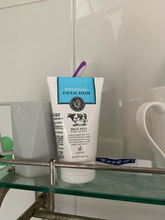 泰国经典氨基酸洗面奶，这个洗面奶最大的特色就是香，每天洗脸感觉往脸上抹的是大白兔奶糖，一股浓浓的奶糖味，不知道是**作有问题还是啥，这个洗面奶很难挤出来，挤出来之后也很稠密，但是洗完之后就很清爽，洗的很干净